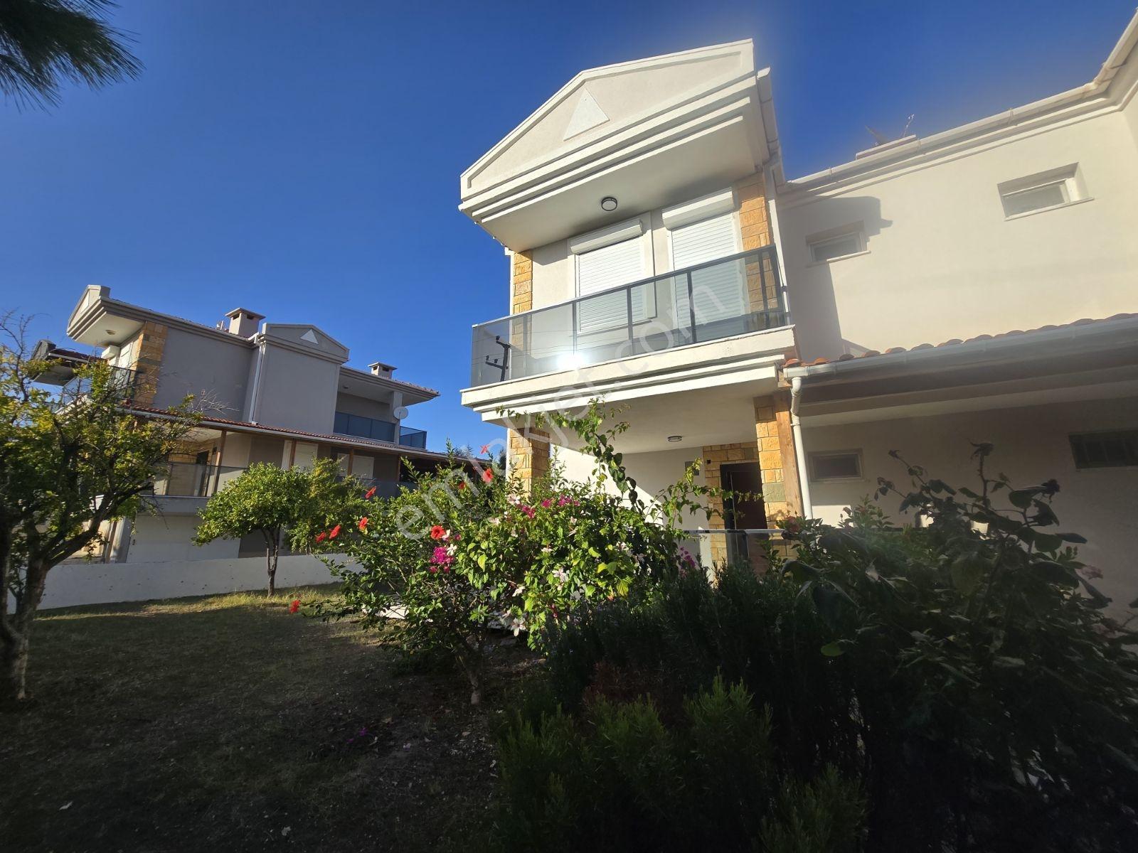 Çeşme Dalyan Sakızlıkoy Da Deniz Manzaralı Satılık 3+1 Villa — fotoğraf 3