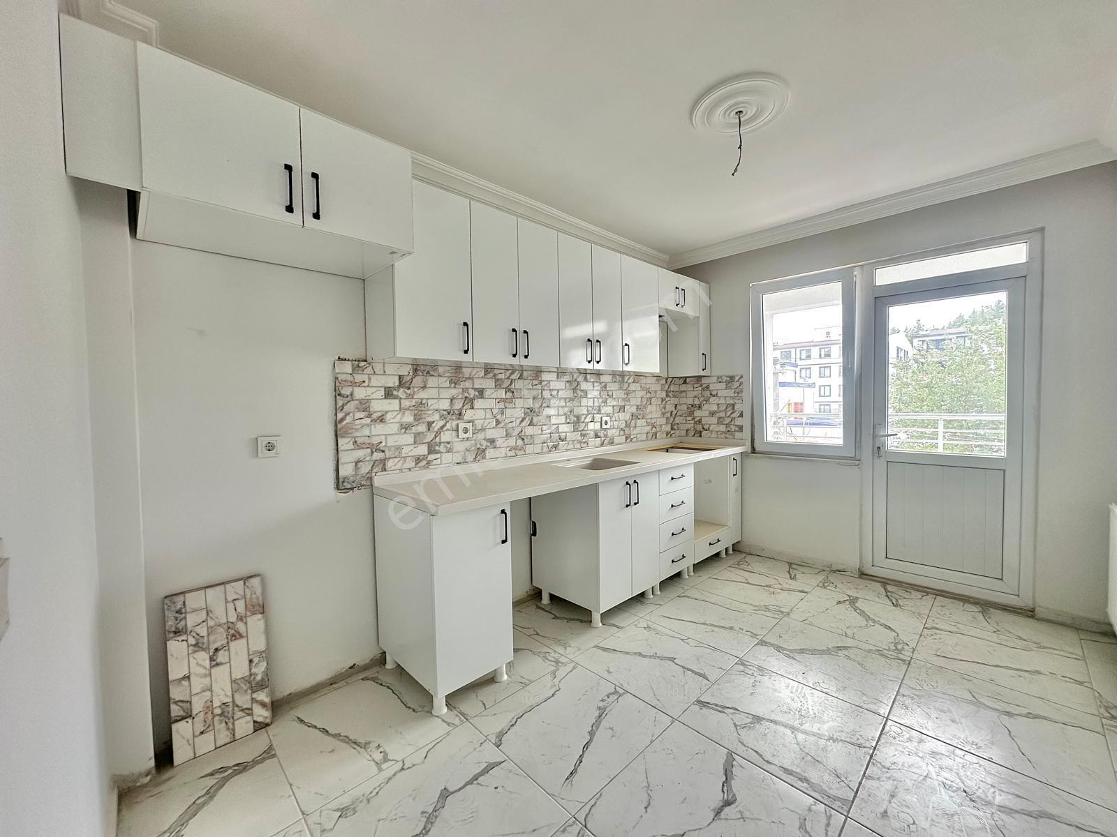 Doradan Edremitte Sıfır Geniş M2 3+1 Ön Cephe Ara Kat Daire