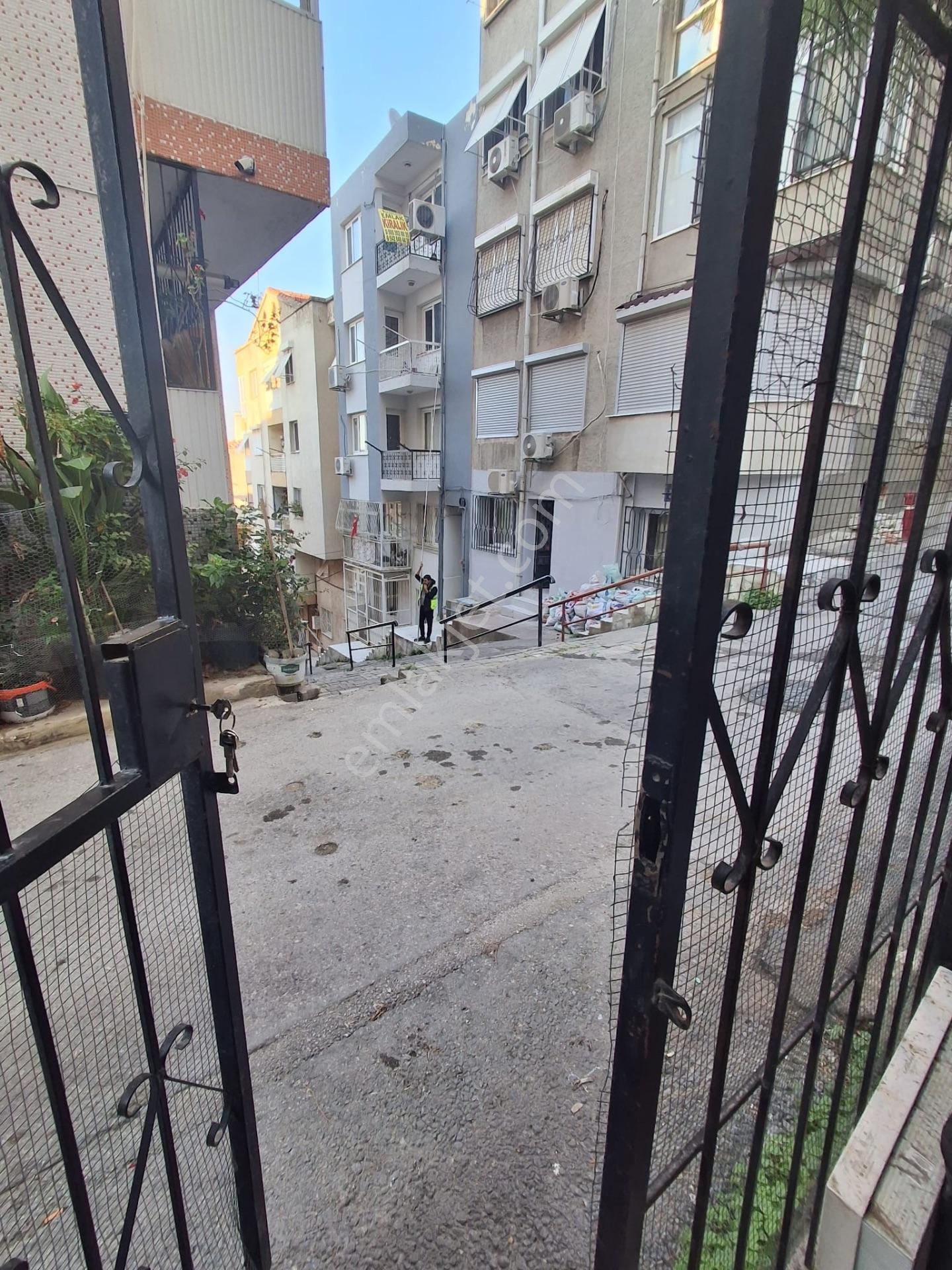 Konak Kılıç Reis'te Satılık Metroya Yakın 1+1 Daire — fotoğraf 9