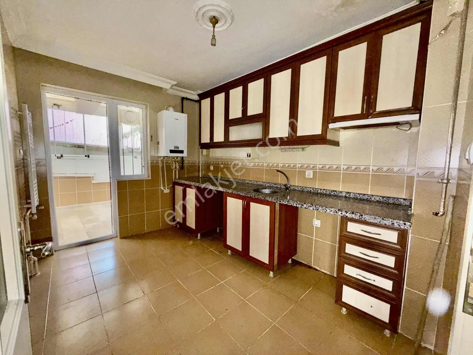 Avantaj'dan Yeşilbayırda Cadde Dibi Geniş 2+1 Teras Balkon Daire — fotoğraf 2