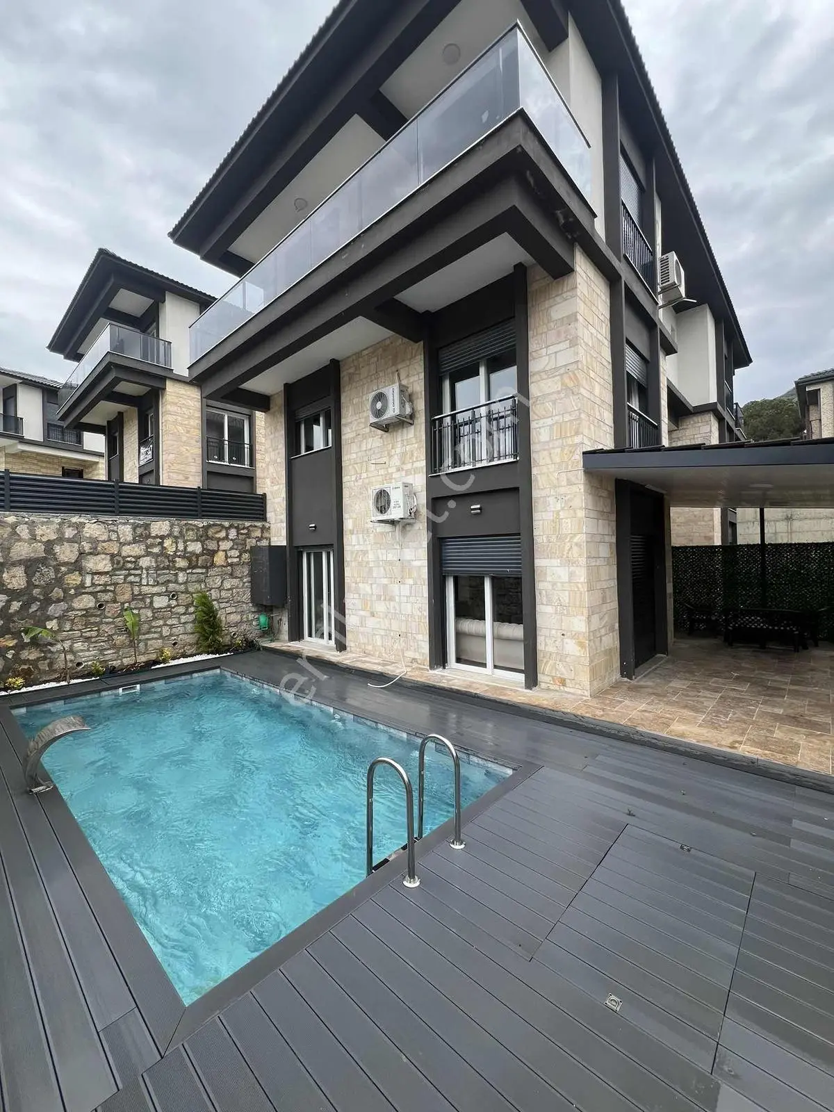 37 Yeni Foça'Da 4+1 Triplex Özel Havuzlu Satılık Villa