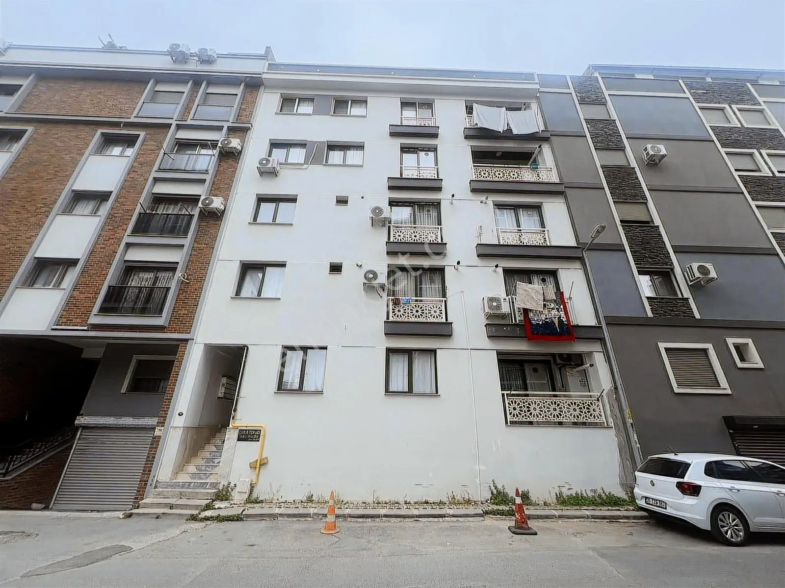 34 Karşıyaka Şemikler De Satılık 1+1 Daire