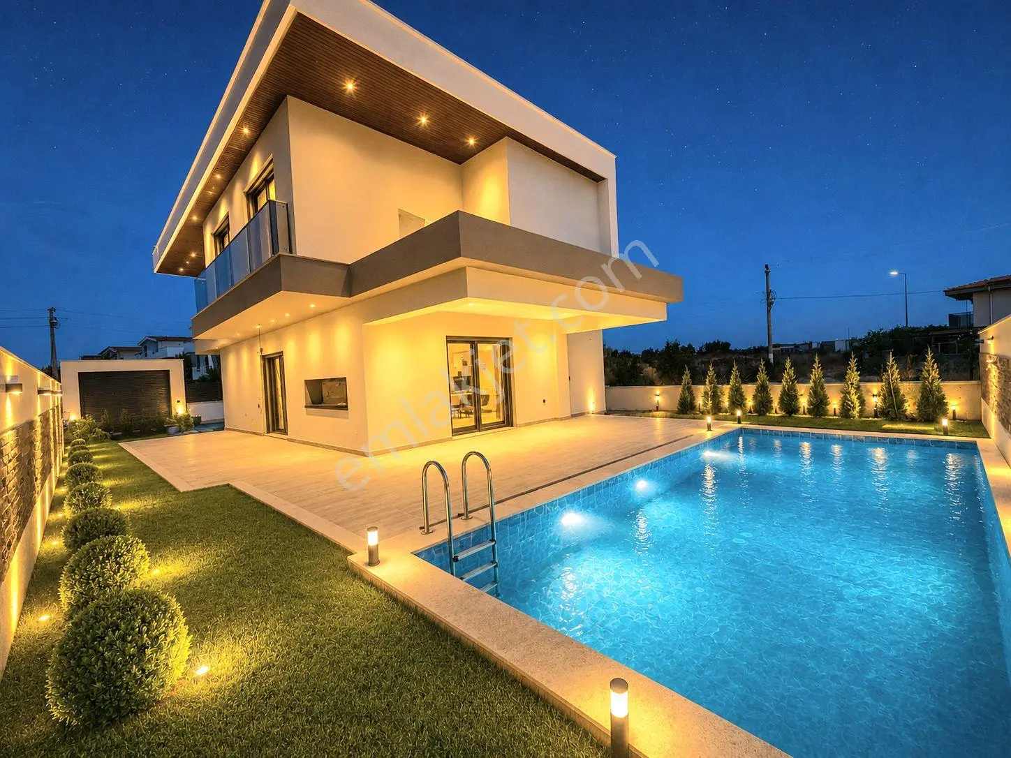 Kuşadası Güzelçamlı Satılık Plaj'A Yürüme Harika Geniş Villa