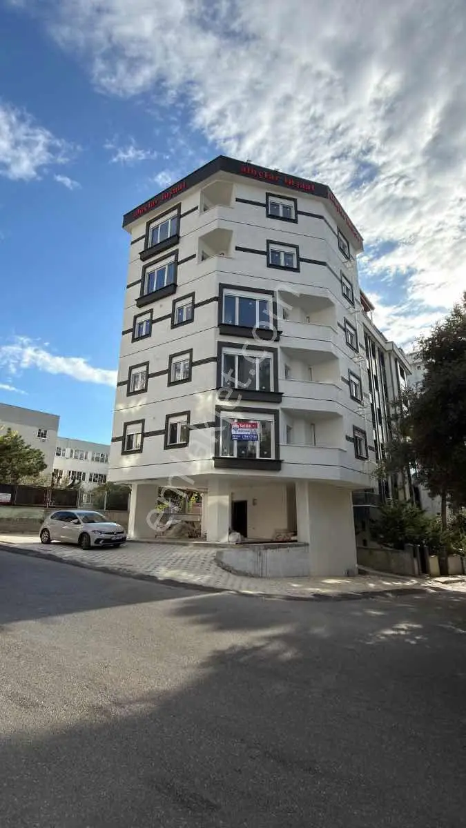 Kartal Karlıktepe 2+1 Satılık Cadde Üstü Daıre