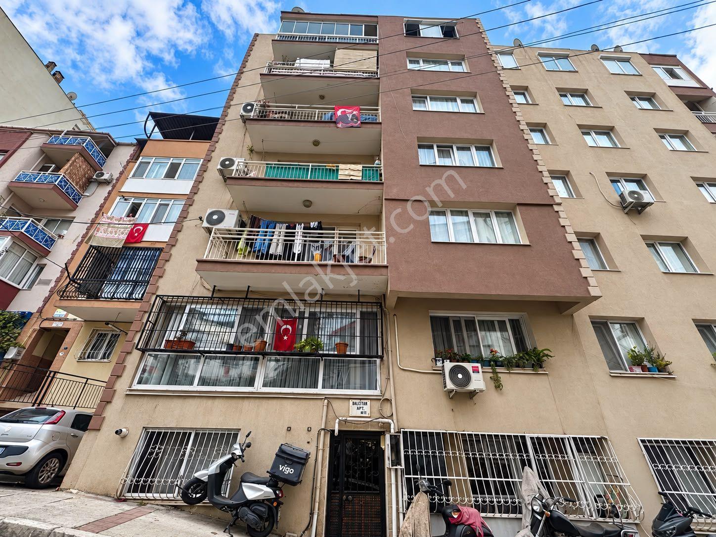Karabağlar Tahsin Yazıcı Mahallesi’nde Yenilenmiş 3+1 — fotoğraf 31