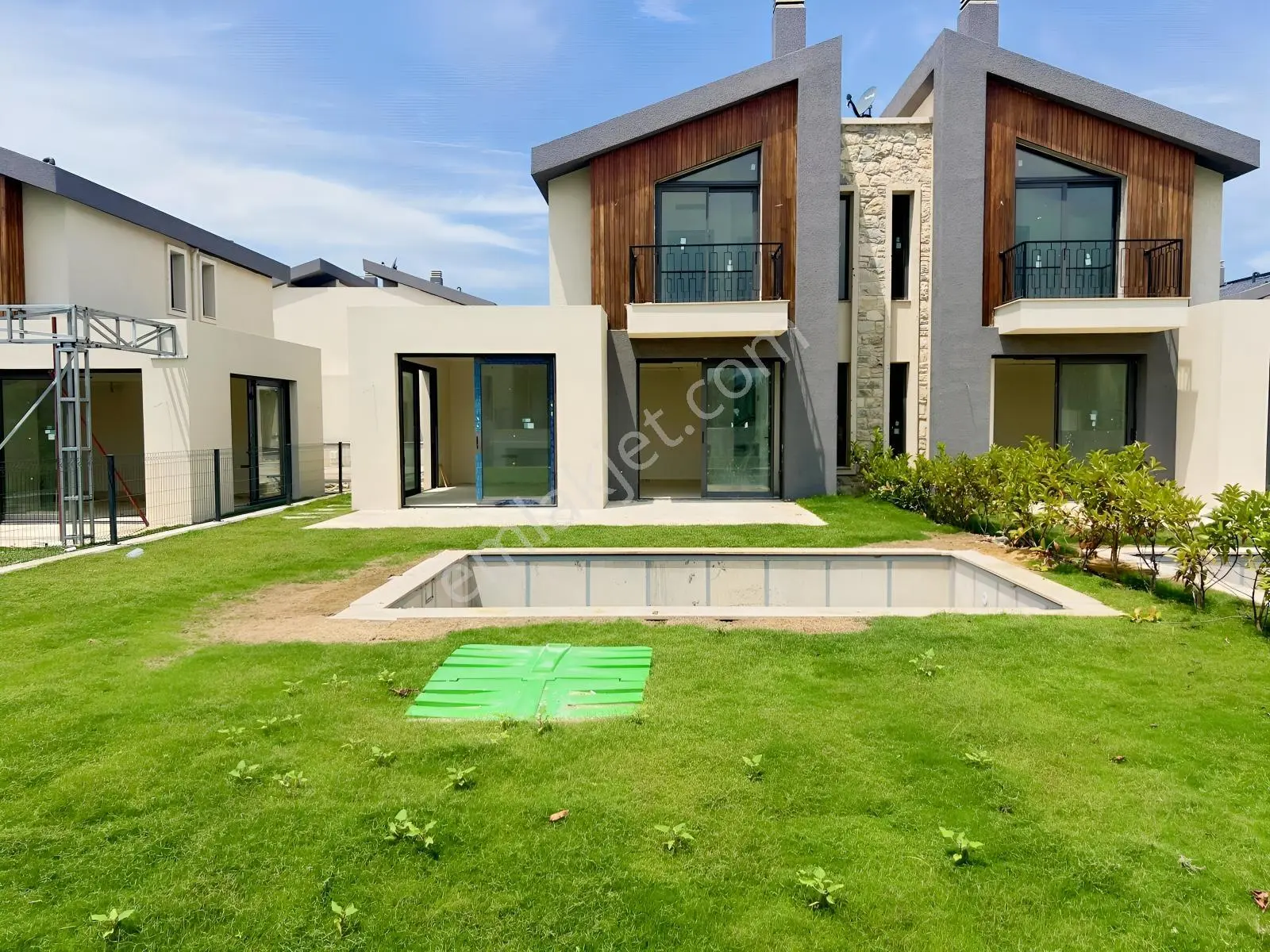 16 Urla Kuşçular Privatus Özel Havuzlu 4+1 Satılık Triplex Villa
