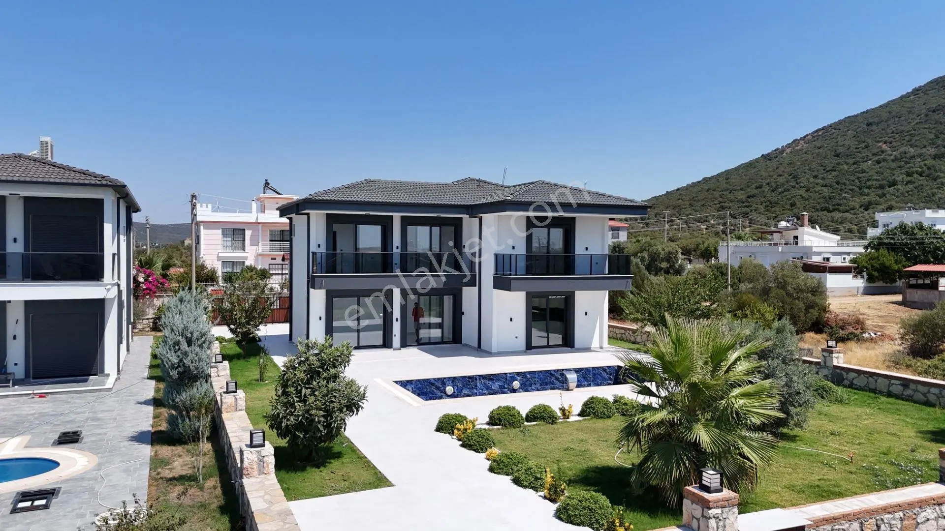 Gerçek Bir Villa 700 M2 Arsa İçinde Bahçeli Havuzlu