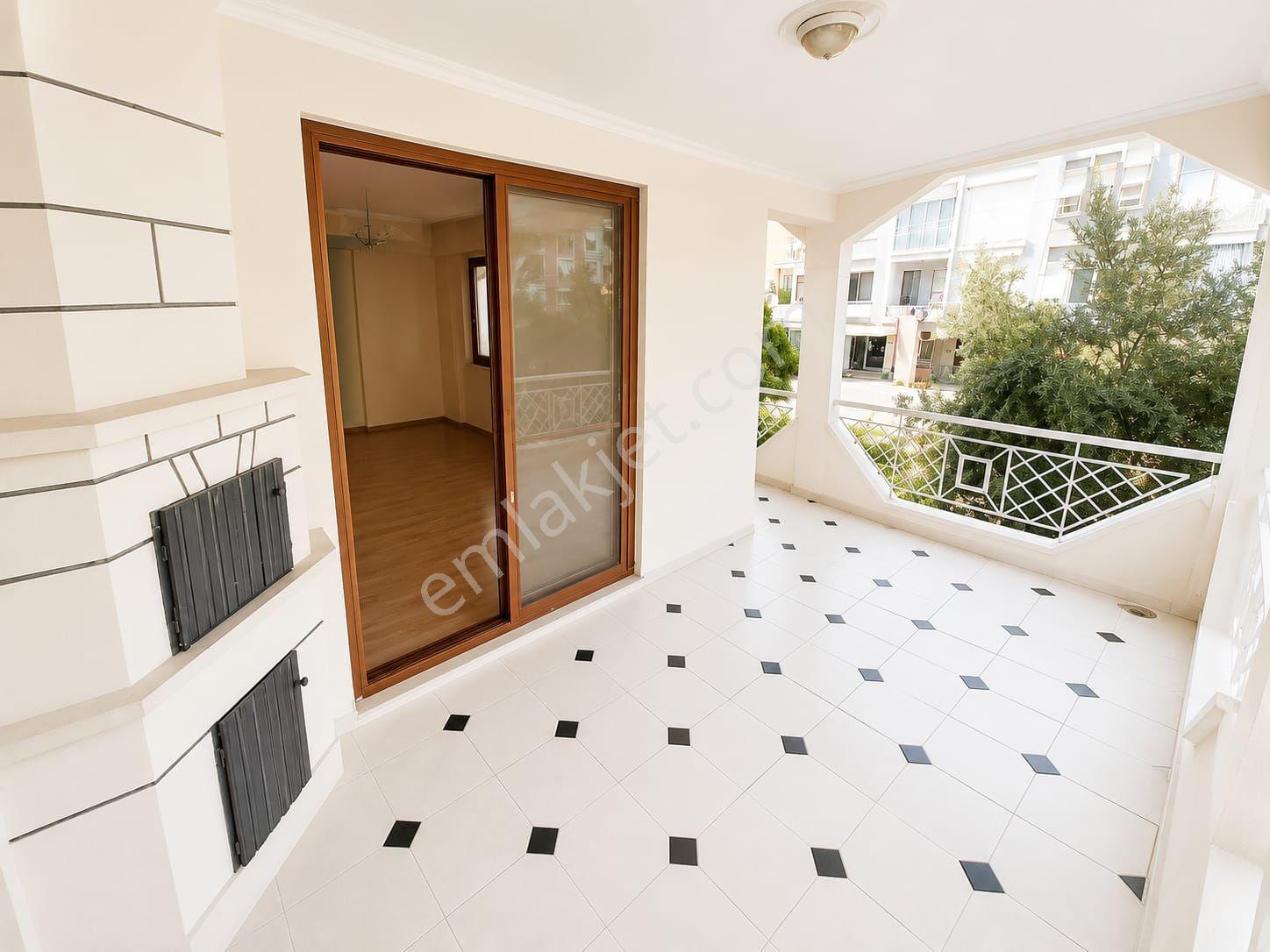Yeşilyurt Mahallesinde 3+1 Tek Daire Üzerine Satılık 160 M2 Daire Görmeden Geçme