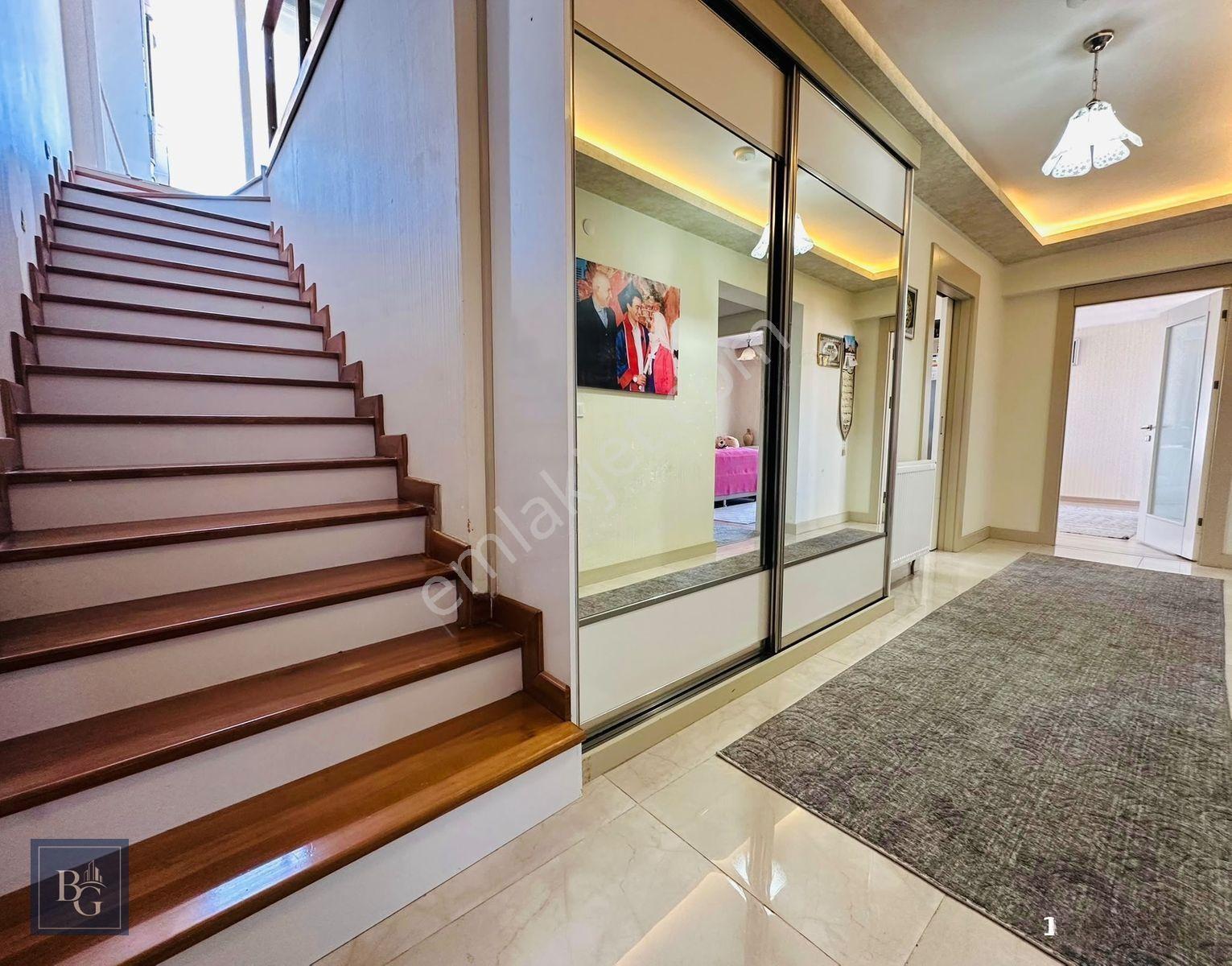 Panoramik Ankara Manzaralı Sitede Ful+ful Yapılı Lüx 5+1 Dublex! — fotoğraf 3
