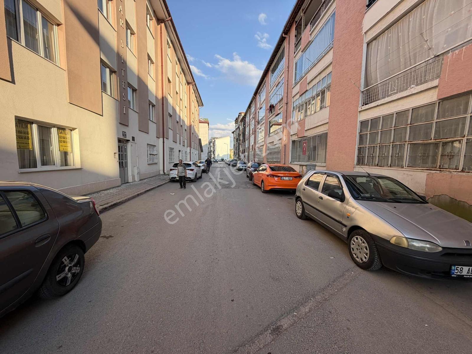 Sivas Ozan Emlak'tan Kaleardı'nda Satılık 2+1 Temiz Daire — fotoğraf 3