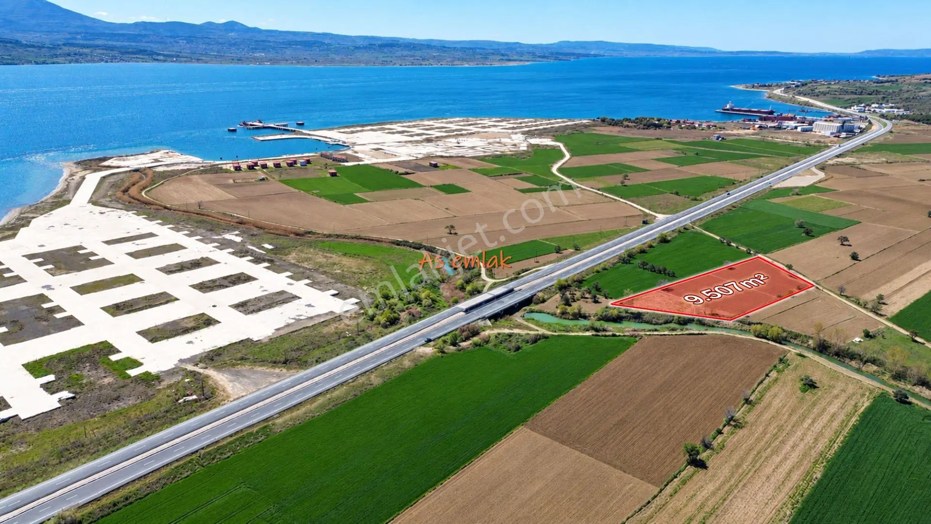 Gelibolu Sütlüce'De Köprü Manzaralı,Yola Cepheli 9507.83 M2 Arazi