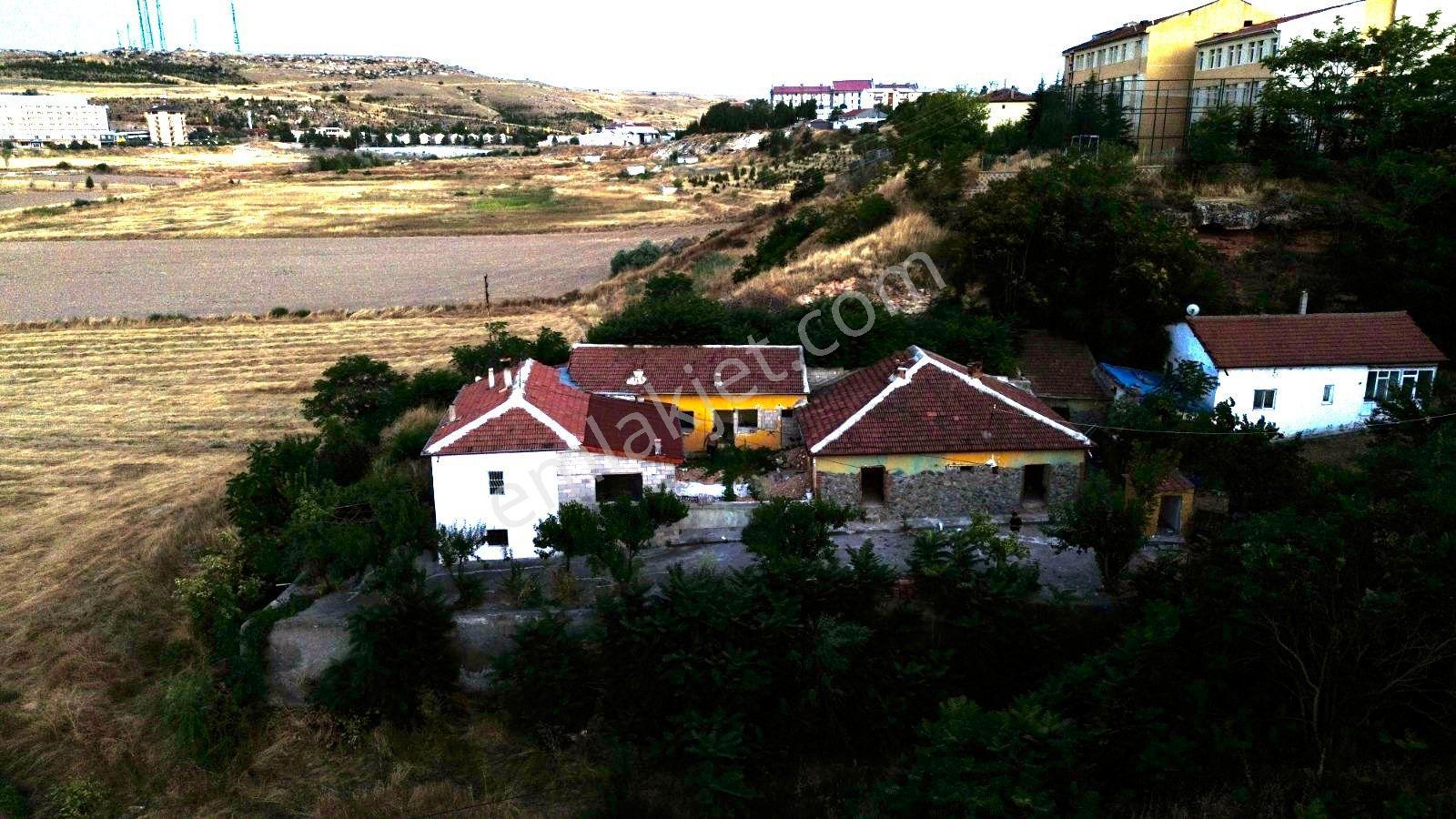 Kozaklı Merkezde 930 M² Bahçeli, 10 Odalı, 3 Adet 1+1 Var