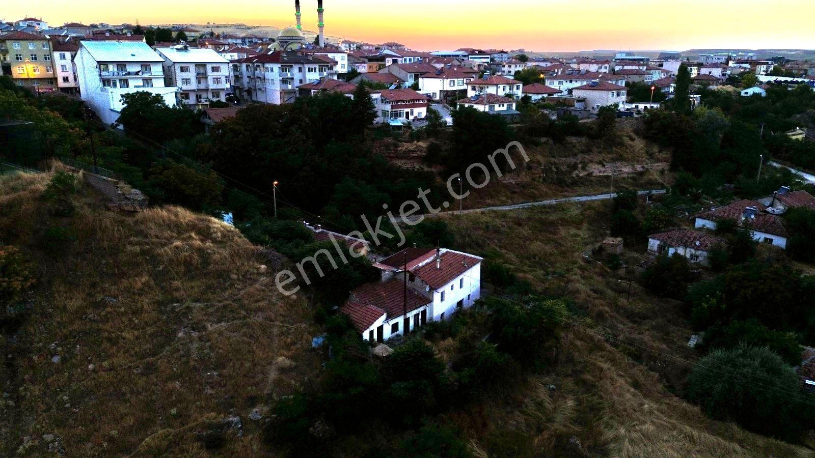 Kozaklı Merkezde 930 M² Bahçeli, 10 Odalı, 3 Adet 1+1 Var — fotoğraf 2