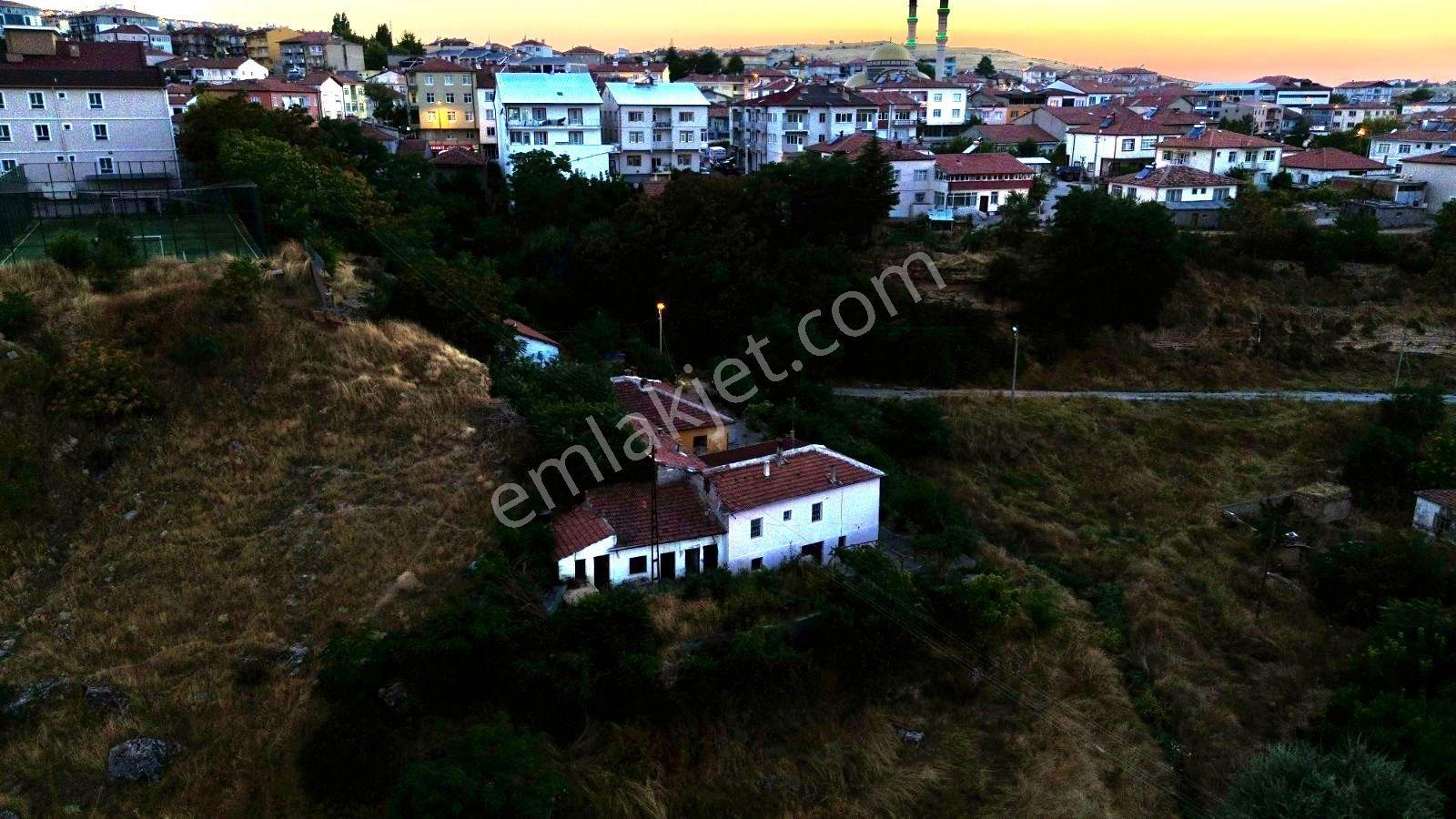 Kozaklı Merkezde 930 M² Bahçeli, 10 Odalı, 3 Adet 1+1 Var — fotoğraf 3