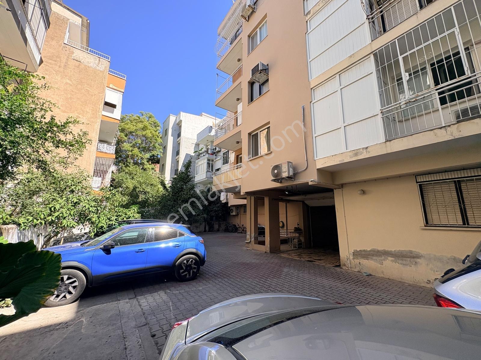 93 Karşıyaka Aksoyda Otoparklı,geniş Çift Cepheli Satılık Daire — fotoğraf 6