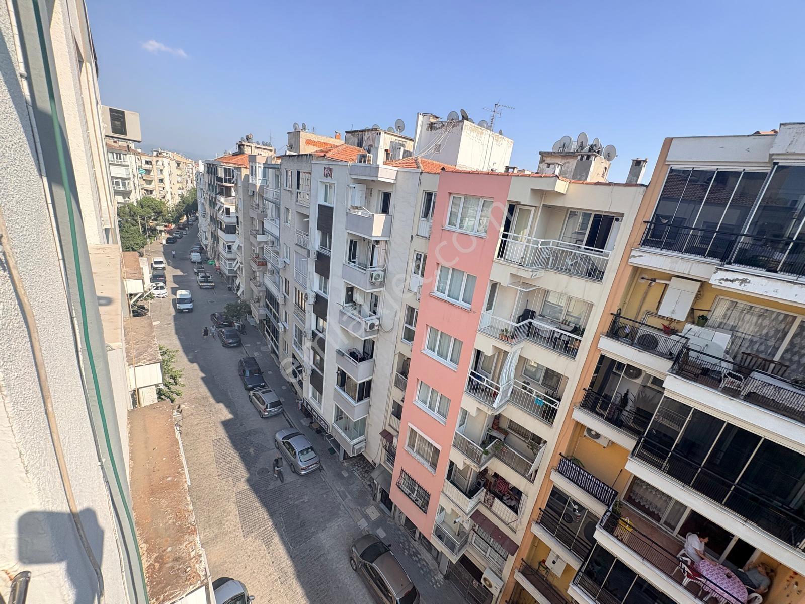83 Karşıyaka Bahçelıevler'de Asansörlü Otoparklı Satılık Daıre — fotoğraf 31