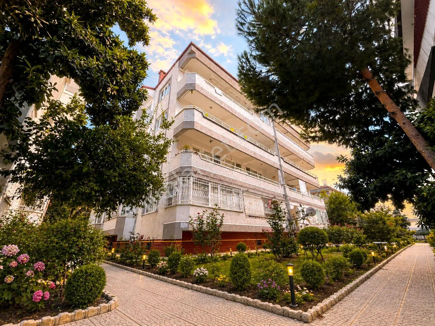 Gümüş'Den Akçay'Da Denize 300M Masrafsız Kombili Arakat Fırsat 2+1 Daire
