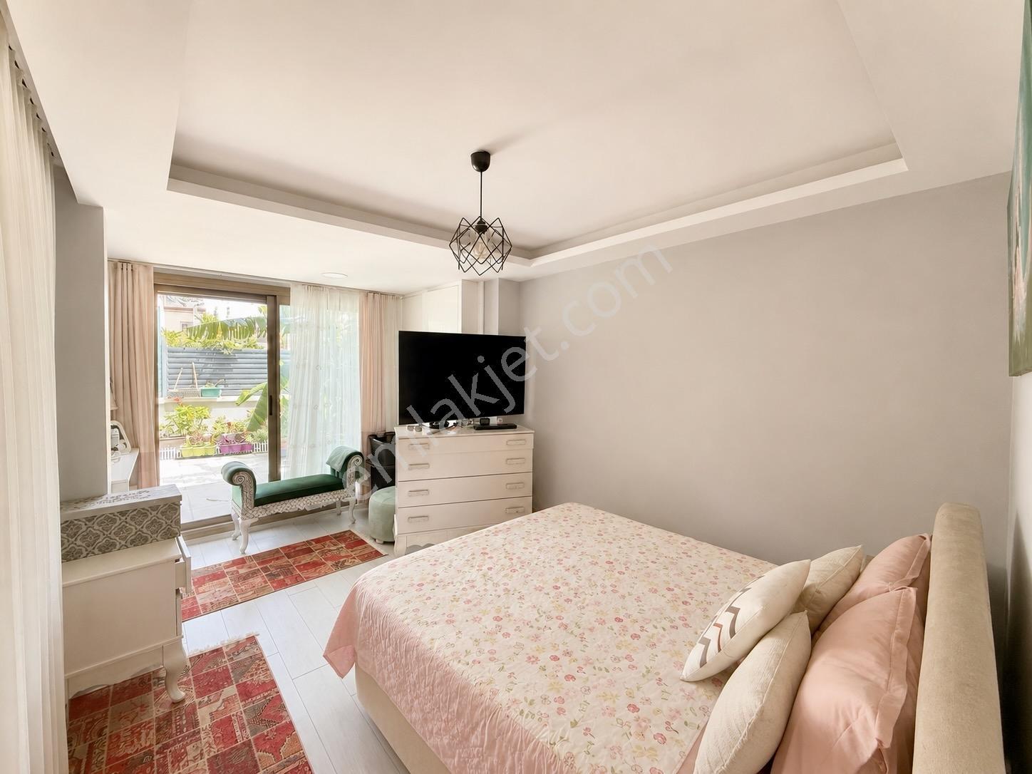 9 Çeşme Şifnede 5+1 Asansörlü, Isıtmalı Havuzlu, Müstakil Villa — fotoğraf 22