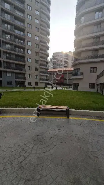 Küçükçekmece Halkalı Caddesi Üzerinde Atakent Brand 2 Sitesinde Arakat Satılık 1...