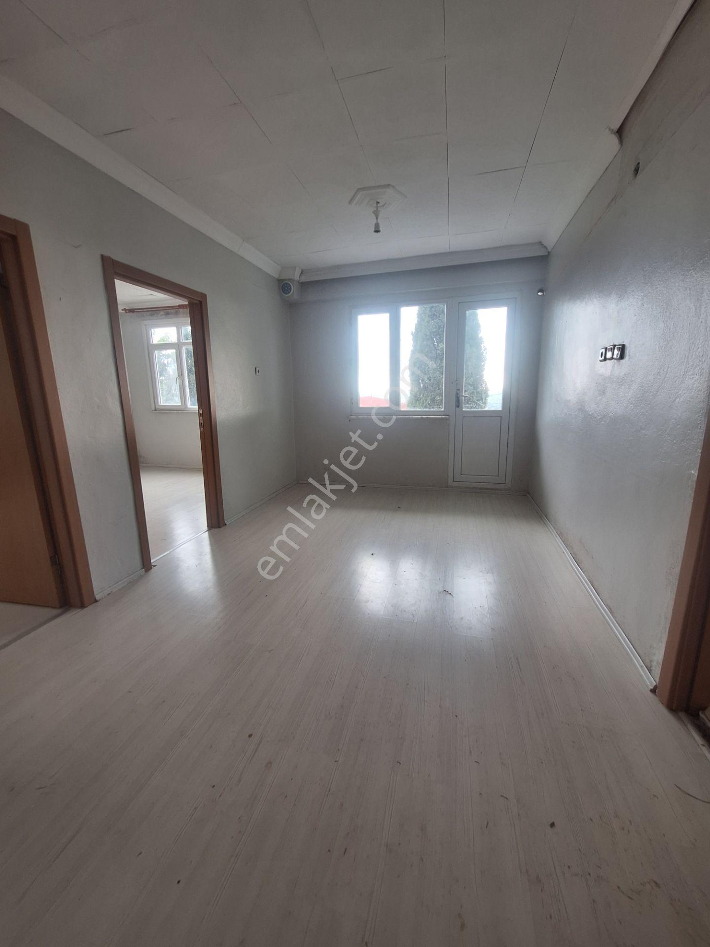 Sarıyer Kocatas Mahallesinde Geniş Kullanımlı Bahçe İçinde 3+1 Sobalı Satılık 2 Katlı Bina — fotoğraf 12