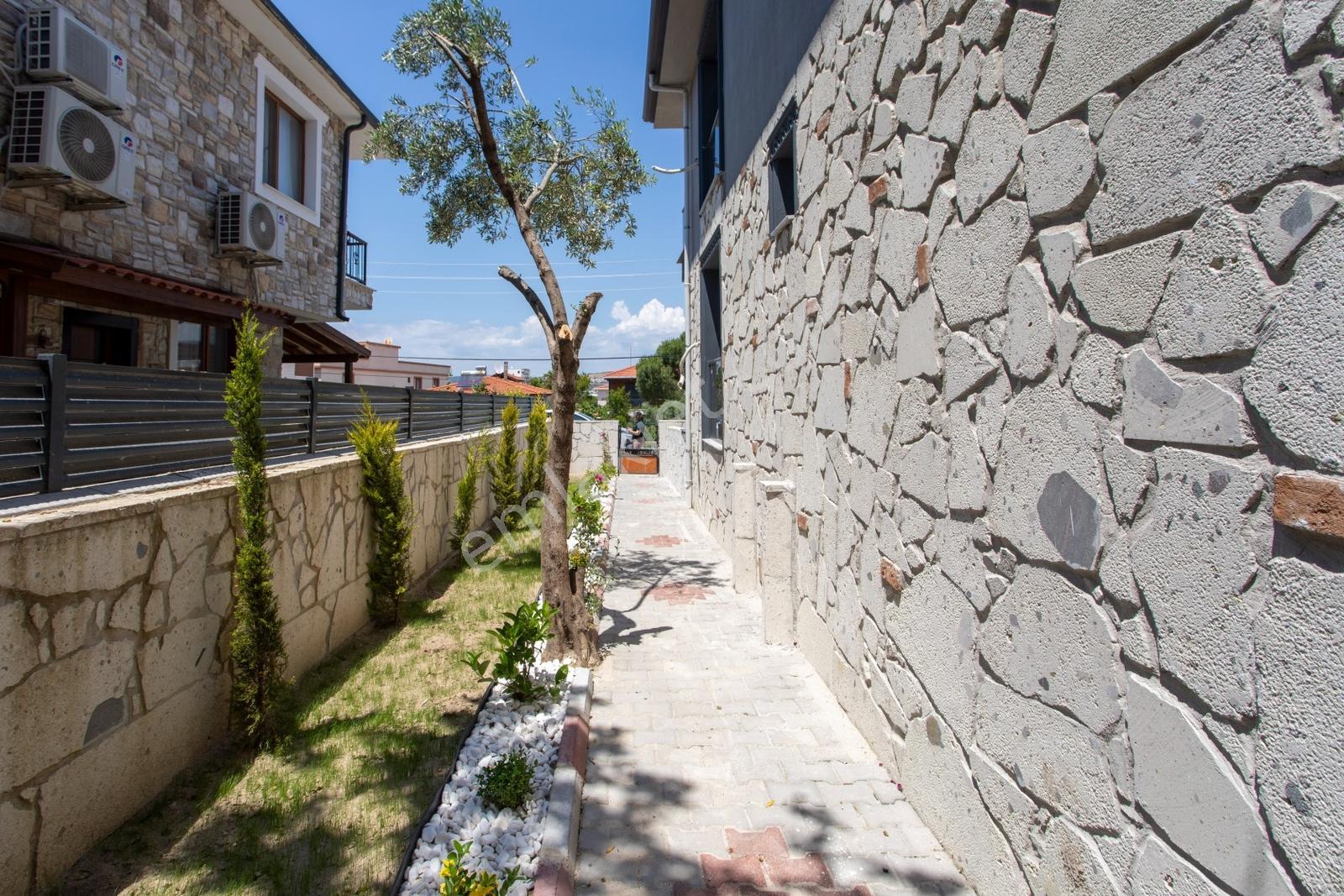 Foça Kazım Dirik Mah. Merkezi Konumda Satılık 1+1 Daire — fotoğraf 4