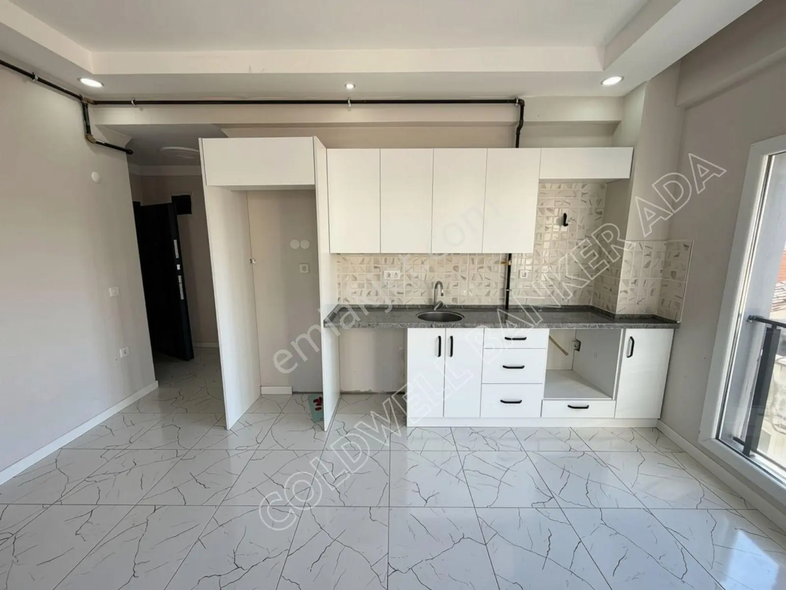 Kuşadası Sahile Yürüme Mesafesinde Satılık 1+1 Daire — fotoğraf 2