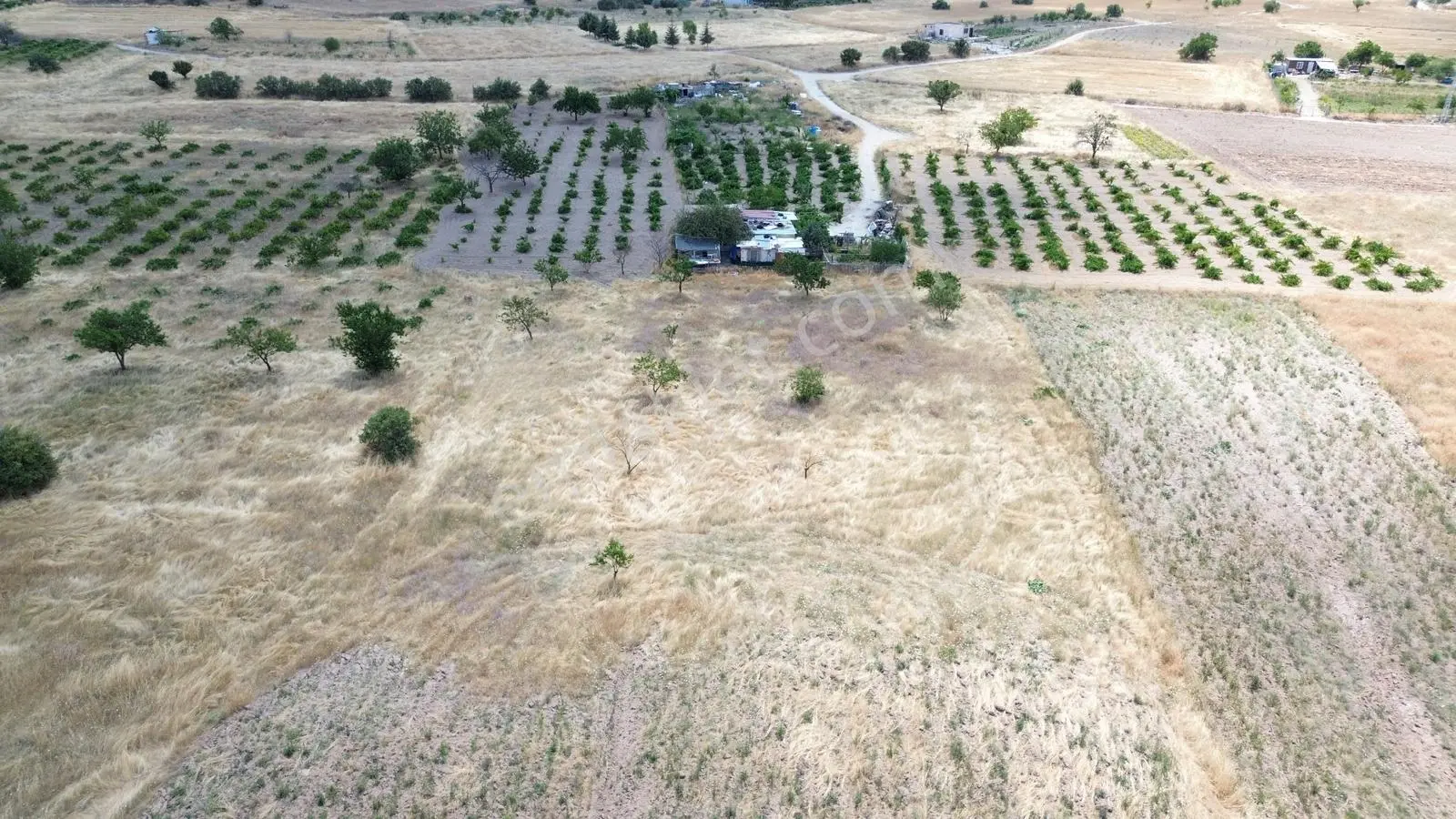 Uçhisar İniksi'nde 2.360 M² Yatırımlık Satılık Tarla — fotoğraf 3