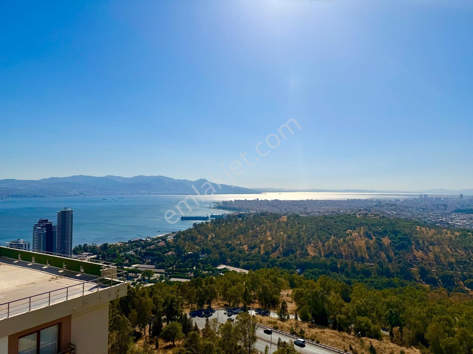 17 İzmir 75. Yıl Mahallesi Bizim Tepe Sitesi 3+1 Satılık Daire