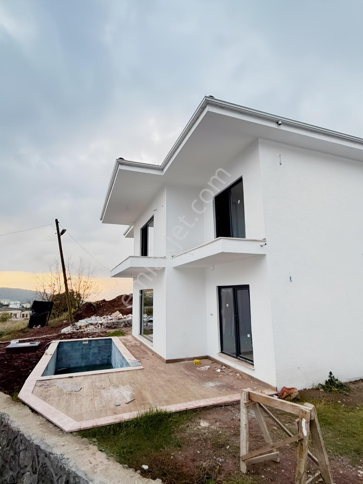 Başiskele Bahçecik 'Te Satılık 4+1 Müstakil Havuzlu Villa