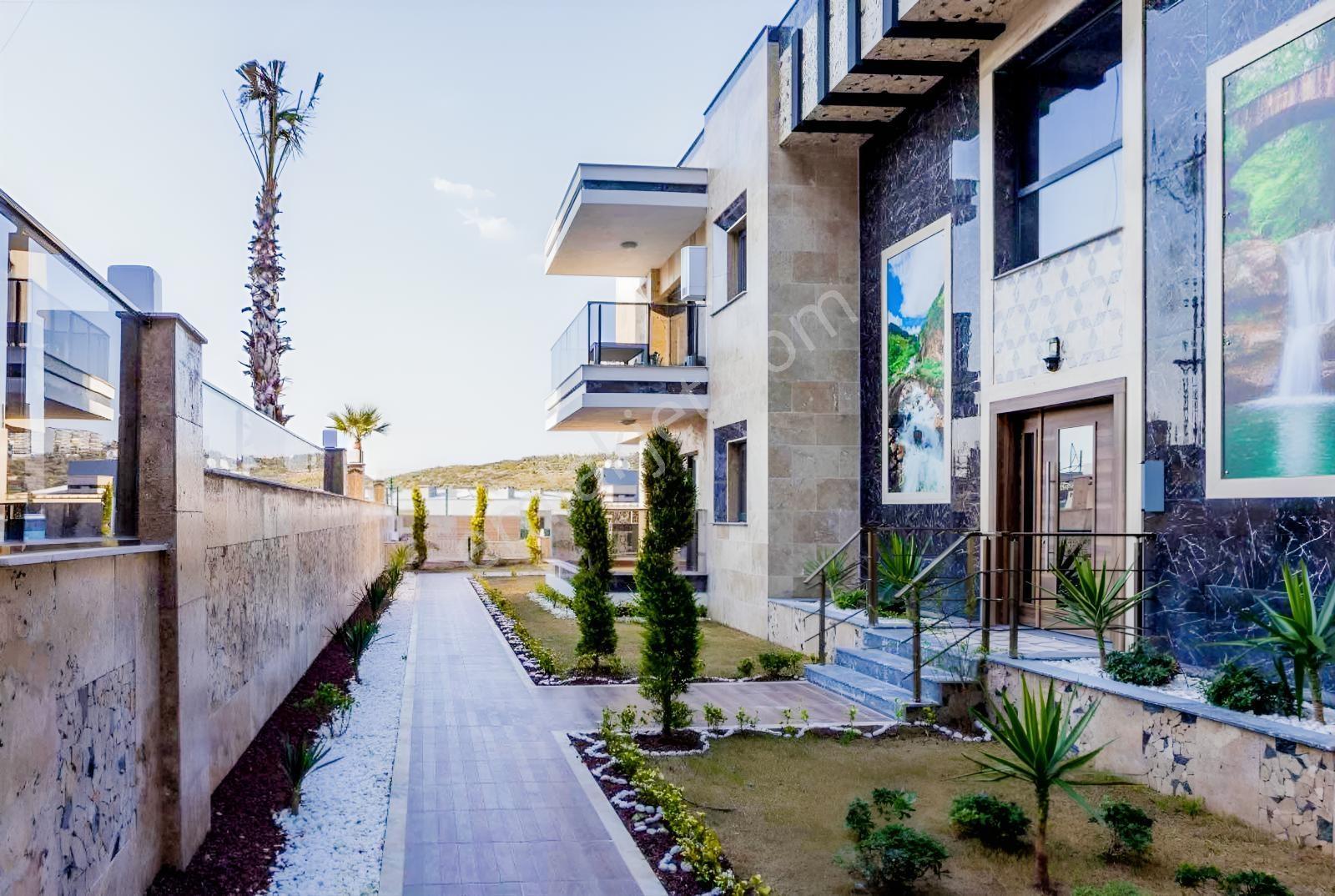 Kuşadası Merkezde Araç Takaslı Lüx 3+1 Daire