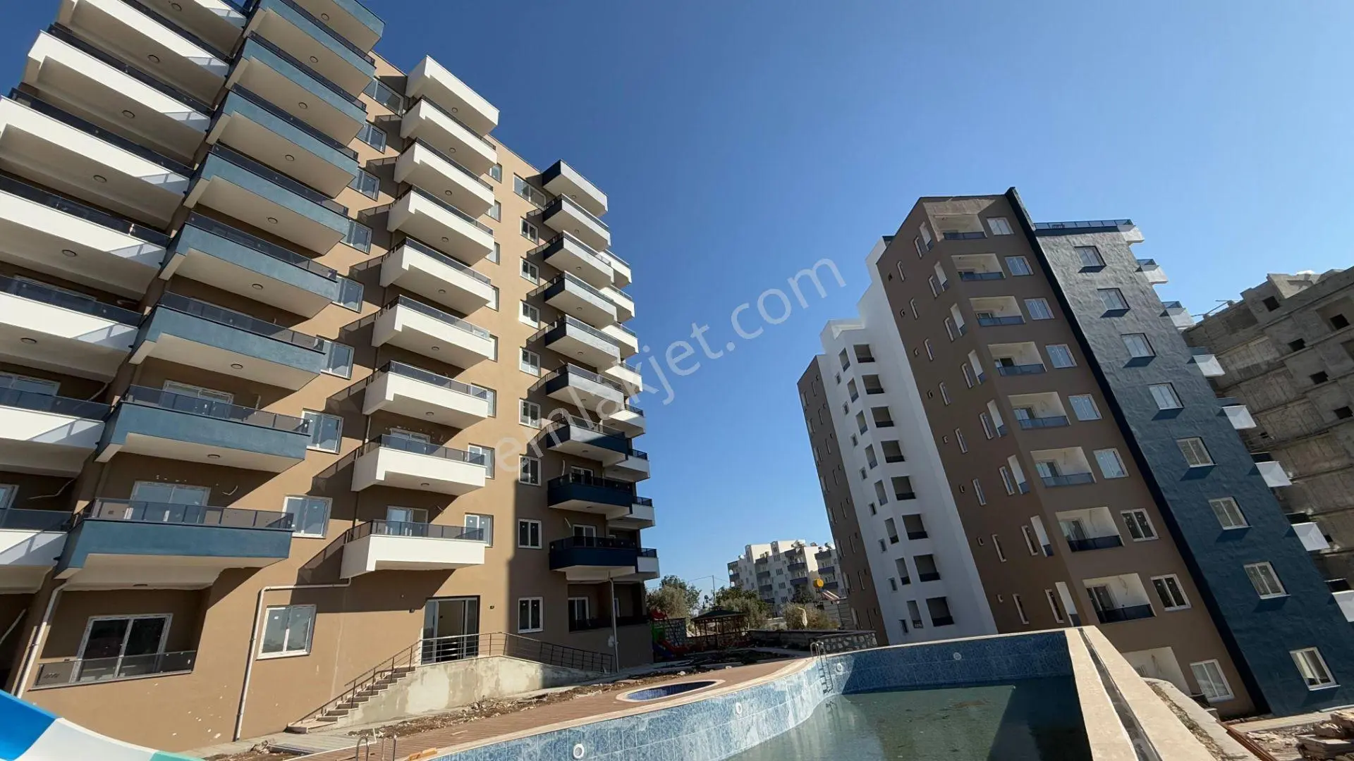Erdemli Ayaş'ta Havuz Manzaralı Sıfır 2+1 Daire — fotoğraf 3