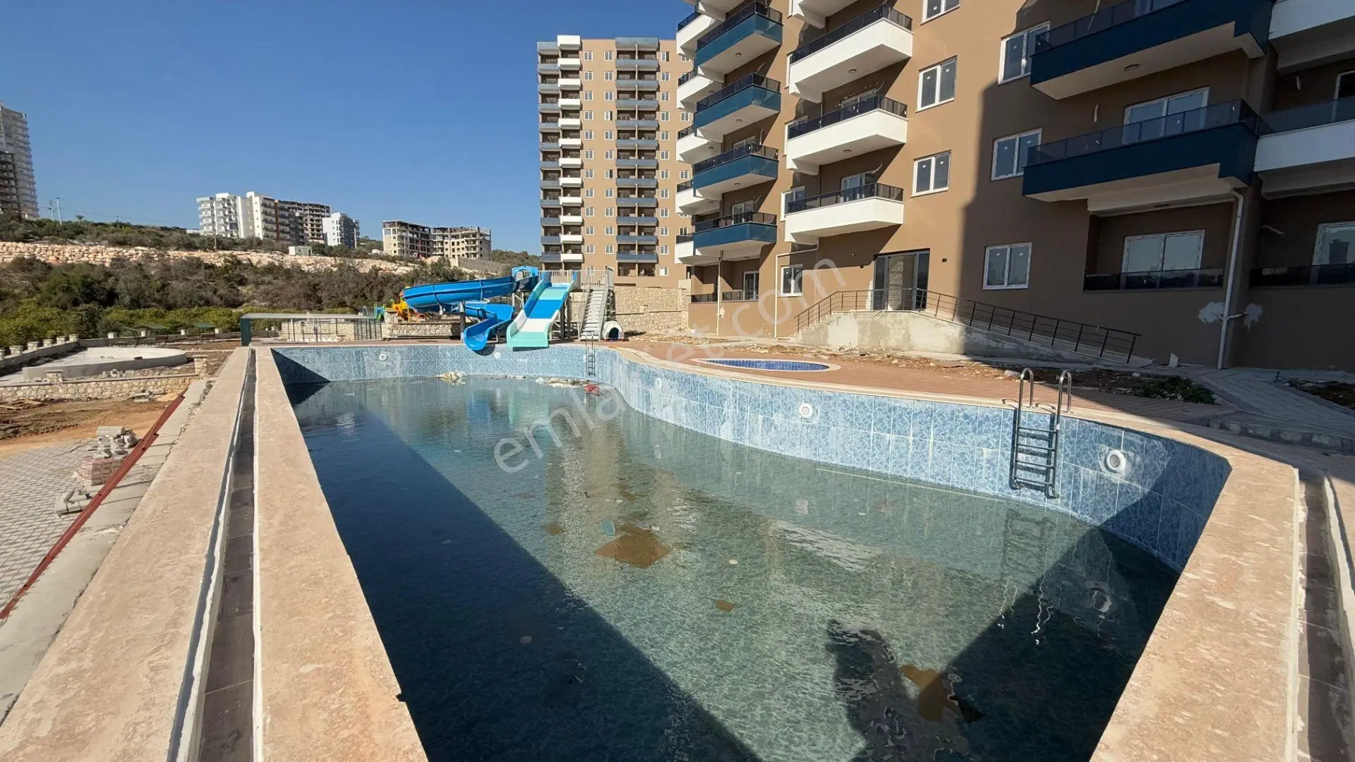 Erdemli Ayaş'ta Havuz Manzaralı Sıfır 2+1 Daire — fotoğraf 5