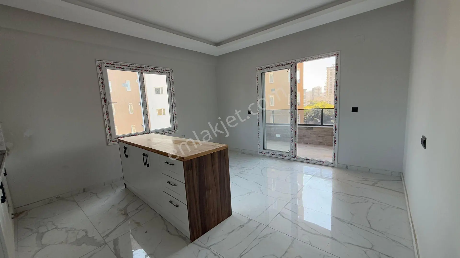Erdemli Ayaş'ta Havuz Manzaralı Sıfır 2+1 Daire — fotoğraf 8