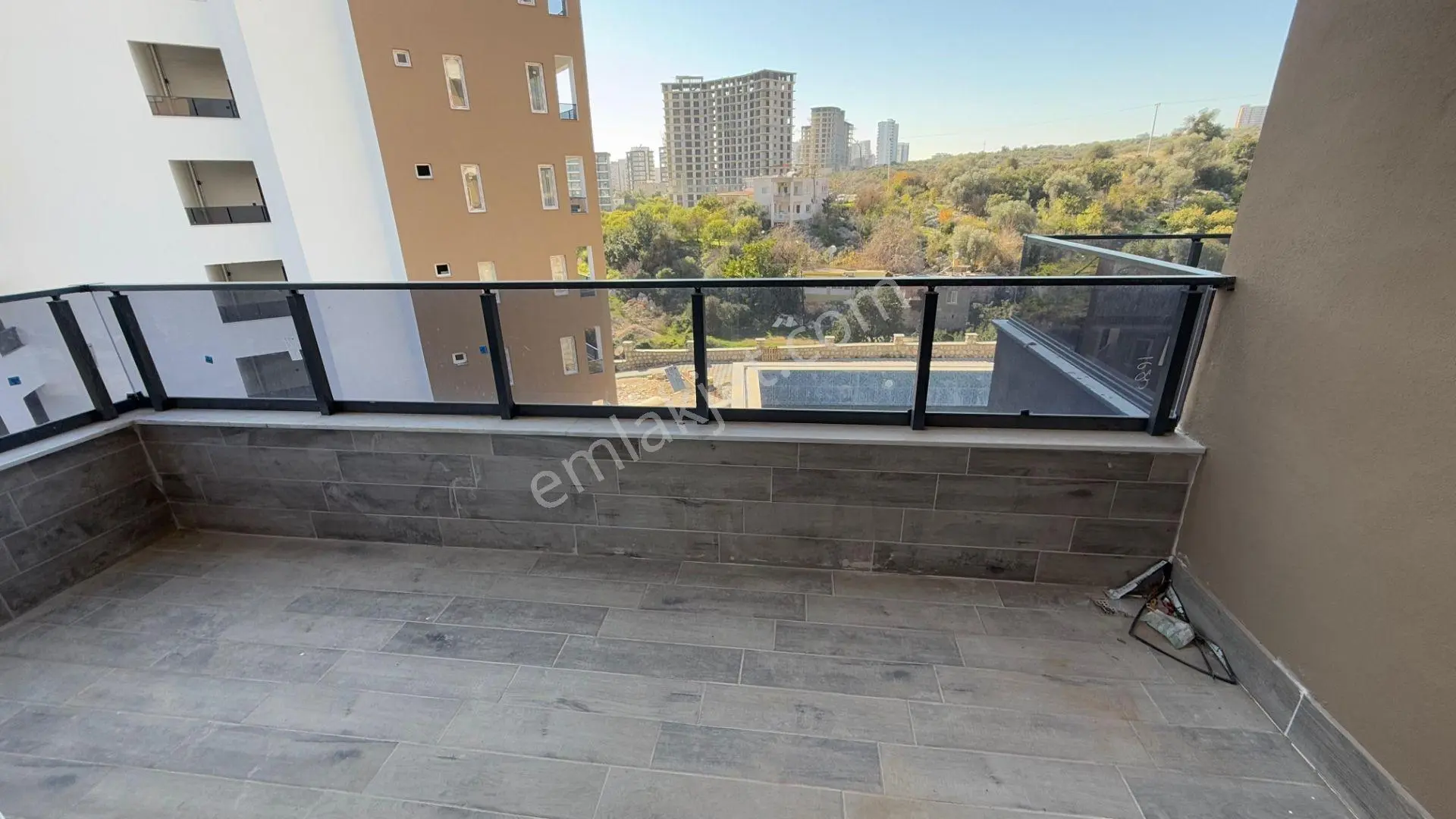 Erdemli Ayaş'ta Havuz Manzaralı Sıfır 2+1 Daire — fotoğraf 12