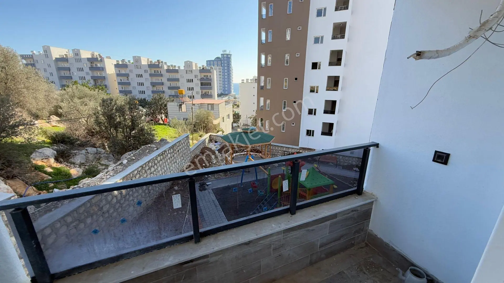 Erdemli Ayaş'ta Havuz Manzaralı Sıfır 2+1 Daire — fotoğraf 23