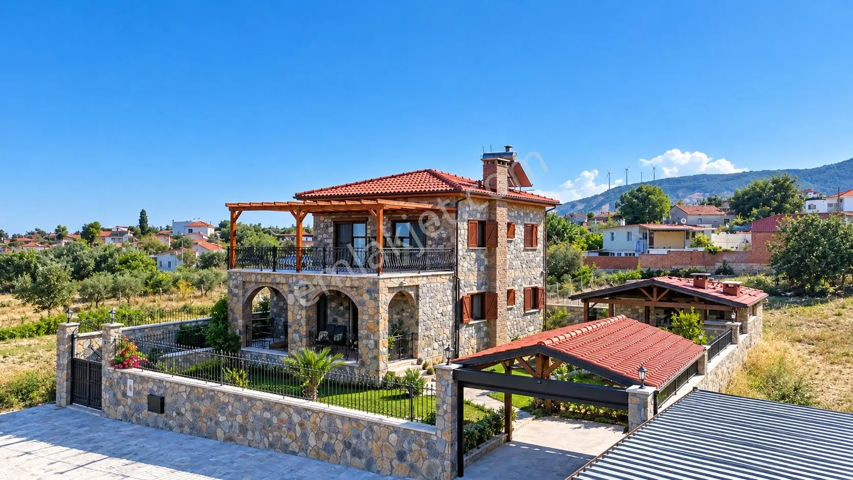 Gerçek Taş Ev Satılık 500 M2 Bahçeli