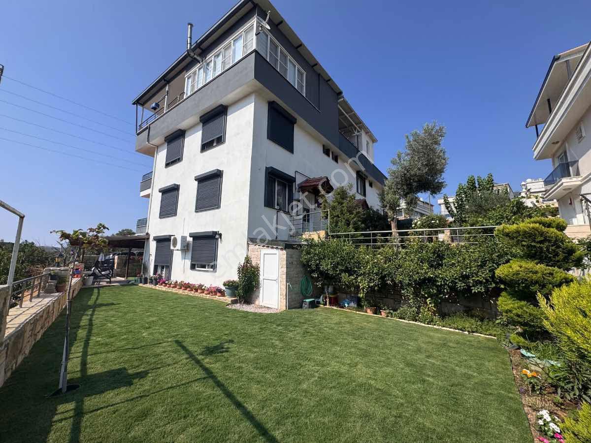Foça M.K. Atatürk Mah’De 2018 Yapımı 4+2, 210 M², Çift Mutfaklı 3 Katlı Villa