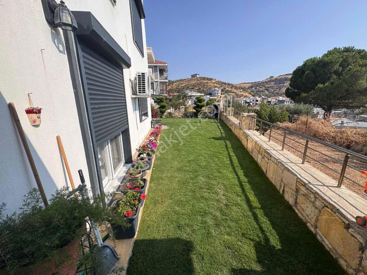Foça M.k. Atatürk Mah’de 2018 Yapımı 4+2, 210 M², Çift Mutfaklı 3 Katlı Villa — fotoğraf 2
