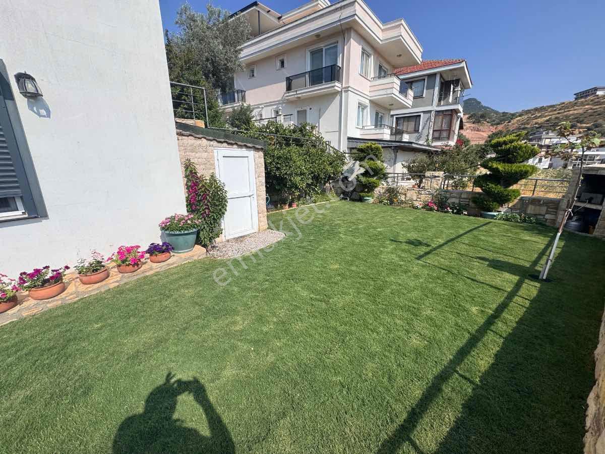 Foça M.k. Atatürk Mah’de 2018 Yapımı 4+2, 210 M², Çift Mutfaklı 3 Katlı Villa — fotoğraf 3