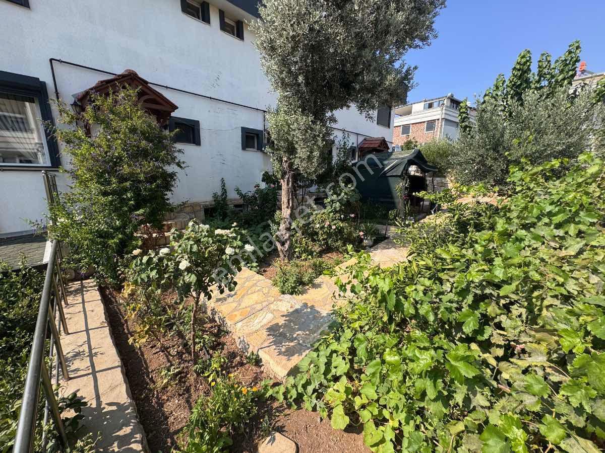 Foça M.k. Atatürk Mah’de 2018 Yapımı 4+2, 210 M², Çift Mutfaklı 3 Katlı Villa — fotoğraf 5