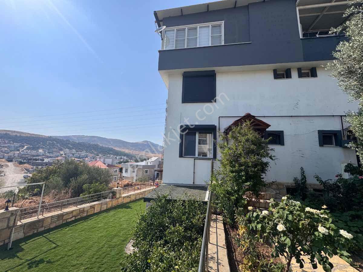 Foça M.k. Atatürk Mah’de 2018 Yapımı 4+2, 210 M², Çift Mutfaklı 3 Katlı Villa — fotoğraf 6