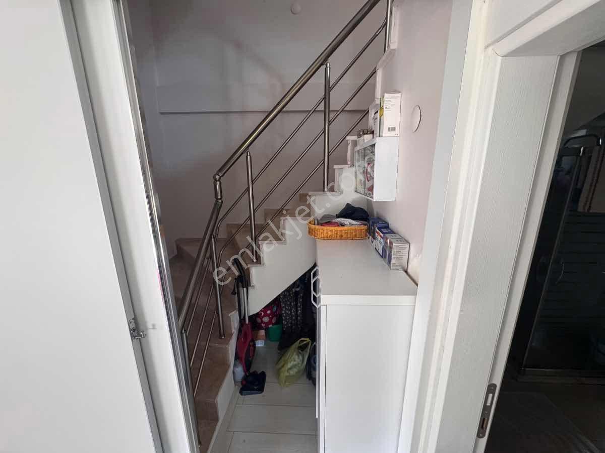 Foça M.k. Atatürk Mah’de 2018 Yapımı 4+2, 210 M², Çift Mutfaklı 3 Katlı Villa — fotoğraf 13