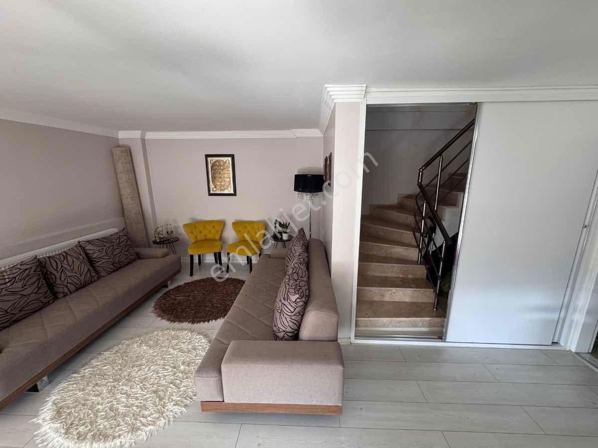 Foça M.k. Atatürk Mah’de 2018 Yapımı 4+2, 210 M², Çift Mutfaklı 3 Katlı Villa — fotoğraf 14
