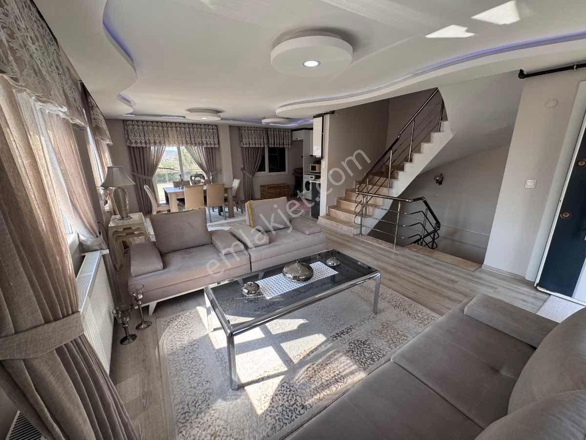 Foça M.k. Atatürk Mah’de 2018 Yapımı 4+2, 210 M², Çift Mutfaklı 3 Katlı Villa — fotoğraf 16