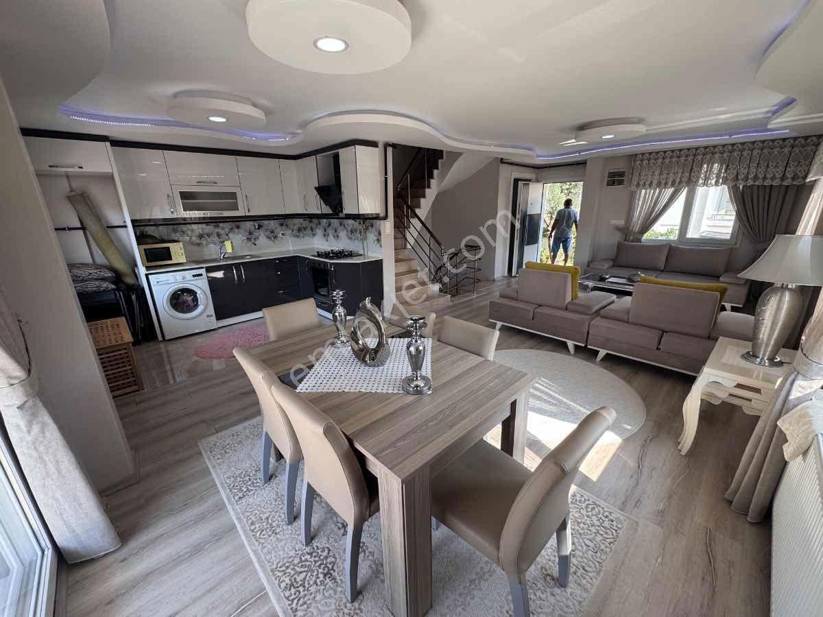 Foça M.k. Atatürk Mah’de 2018 Yapımı 4+2, 210 M², Çift Mutfaklı 3 Katlı Villa — fotoğraf 17
