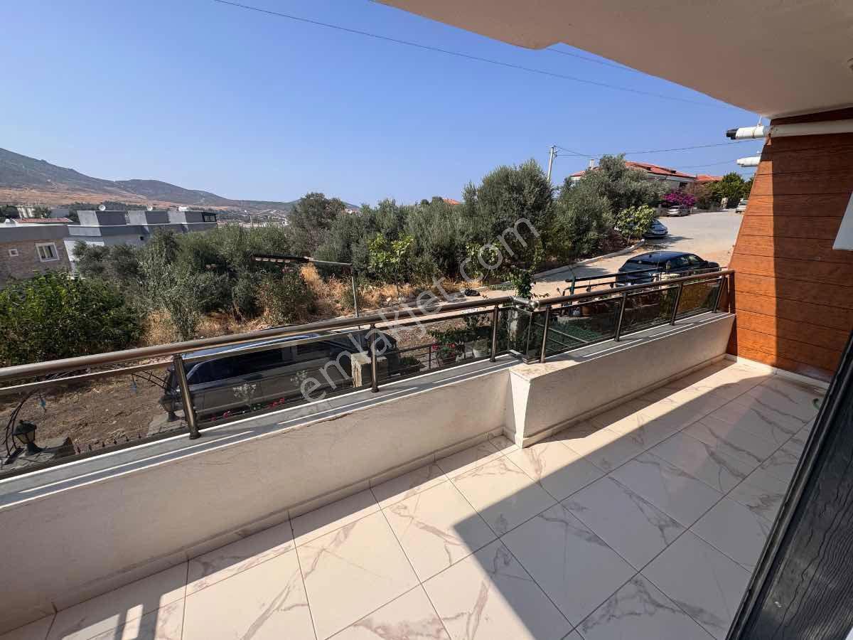 Foça M.k. Atatürk Mah’de 2018 Yapımı 4+2, 210 M², Çift Mutfaklı 3 Katlı Villa — fotoğraf 18