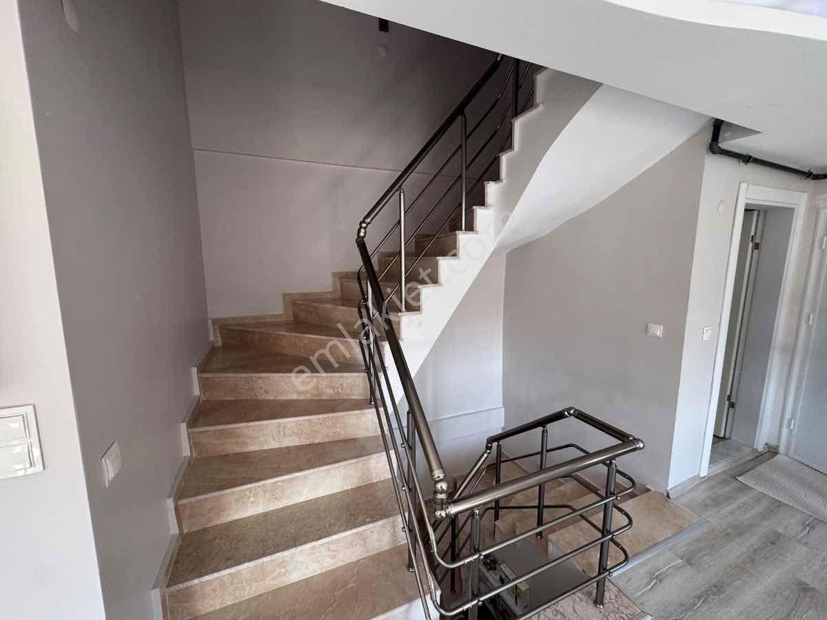 Foça M.k. Atatürk Mah’de 2018 Yapımı 4+2, 210 M², Çift Mutfaklı 3 Katlı Villa — fotoğraf 20