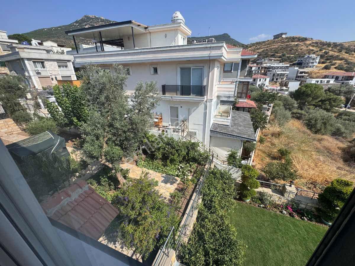 Foça M.k. Atatürk Mah’de 2018 Yapımı 4+2, 210 M², Çift Mutfaklı 3 Katlı Villa — fotoğraf 26