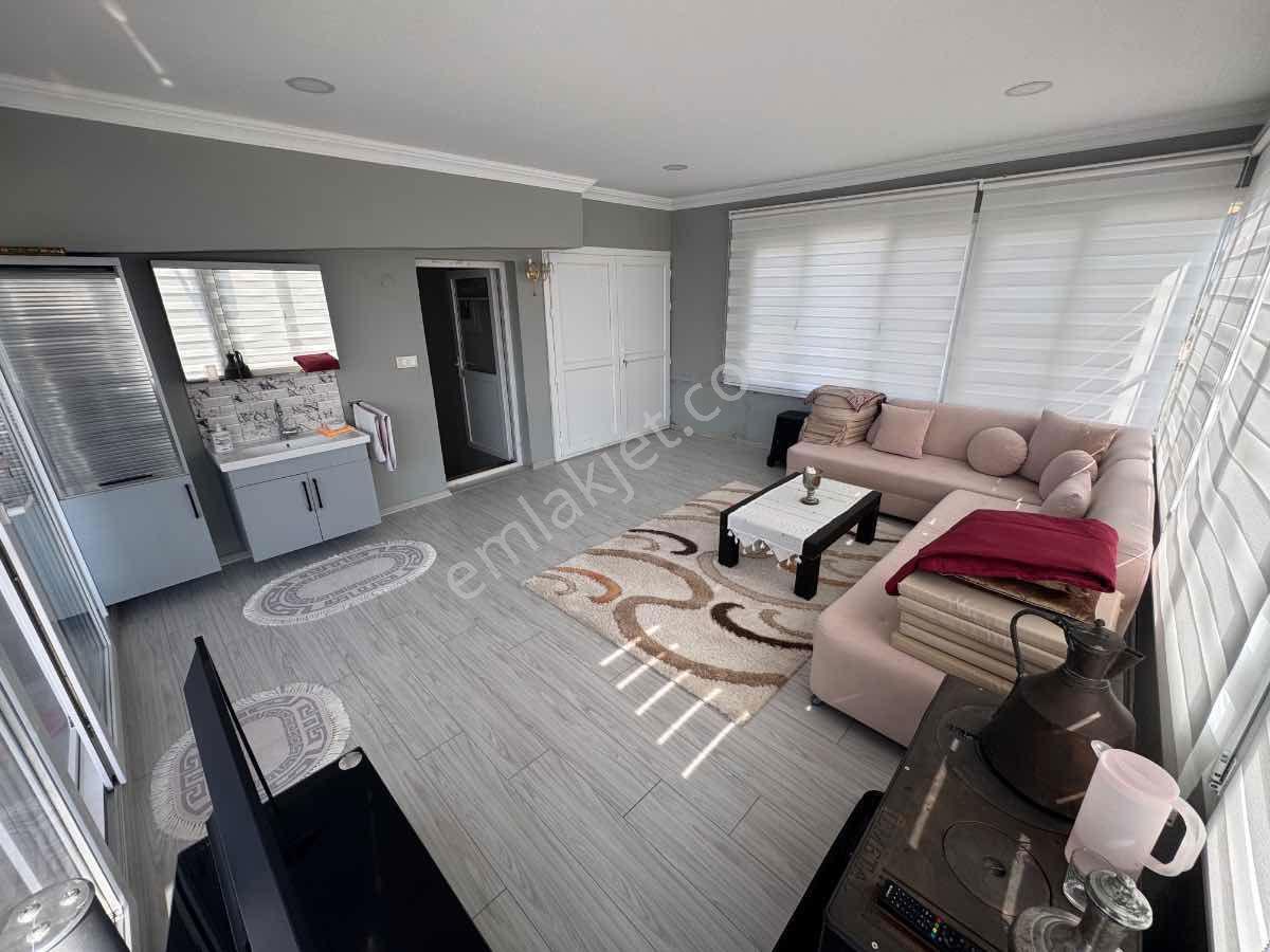 Foça M.k. Atatürk Mah’de 2018 Yapımı 4+2, 210 M², Çift Mutfaklı 3 Katlı Villa — fotoğraf 35