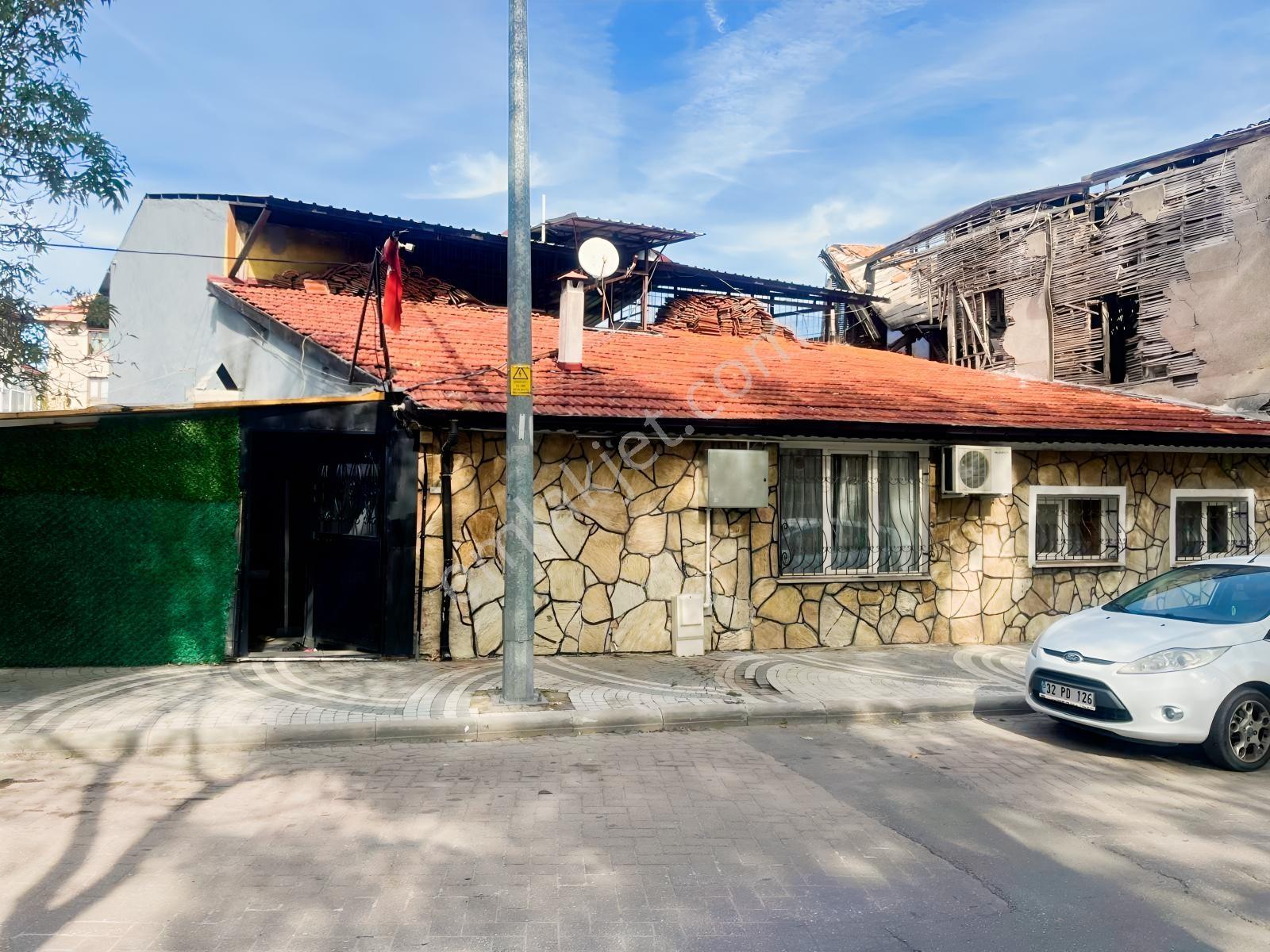 Gökçayda Yola 33M Cepheli Ev Ve 300M2 Doposu. Yatırımlık!